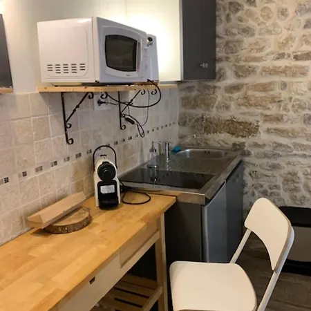 With Exposed Stone Vieux דירה *