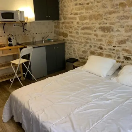 Apartament With Exposed Stone Vieux