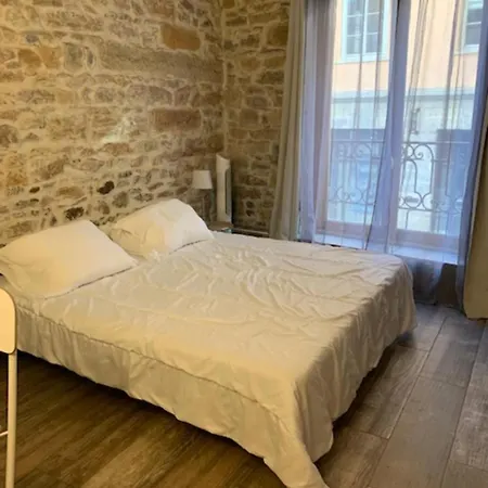 With Exposed Stone Vieux Appartamento