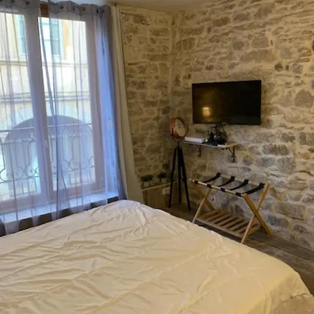 With Exposed Stone Vieux Appartamento *