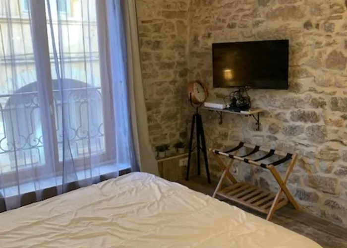 With Exposed Stone Vieux Апартаменты *